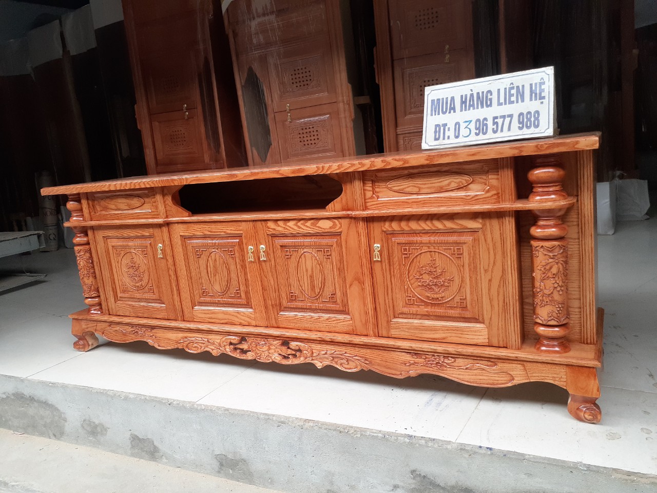 Kệ tivi sồi lau màu hương